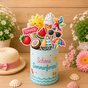 Può includere: Un contenitore cilindrico azzurro con la scritta Schöne Sommerferien stampata in rosso e blu, riempito con bastoncini di legno sormontati da sagome a tema estivo tra cui un sole, un gelato, una barca a vela, un'anguria e occhiali da sole.