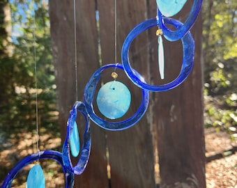 NIEUWE gerecyclede blauwe GLAZEN flessen met lt.blue CAPIZ schelpen centra tuindecoratie windchimes werf kunst capiz schelpen patio decor