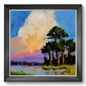 Peut inclure: Une peinture à l'huile carrée dans un cadre noir représentant un paysage avec une grande formation nuageuse lumineuse dans des tons de blanc, jaune et rose au-dessus d'un plan d'eau. Des arbres vert foncé aux accents violets bordent la rive.
