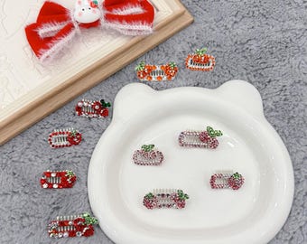 小型犬用ヘアクリップ、手作りラインストーン付きイチゴチェリーフルーツペットバレッタ、滑り止め付き子犬用リボン、ヨークシャーテリアアクセサリー