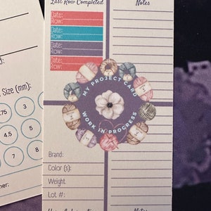 K&ouml;nnte beinhalten: Eine beige Karte mit einem floralen Design und dem Text "My Project Card Work in Progress". Die Karte hat Abschnitte zur Verfolgung von Projektdetails, einschlie&szlig;lich der letzten Reihe, die abgeschlossen wurde, Garninformationen und Notizen.