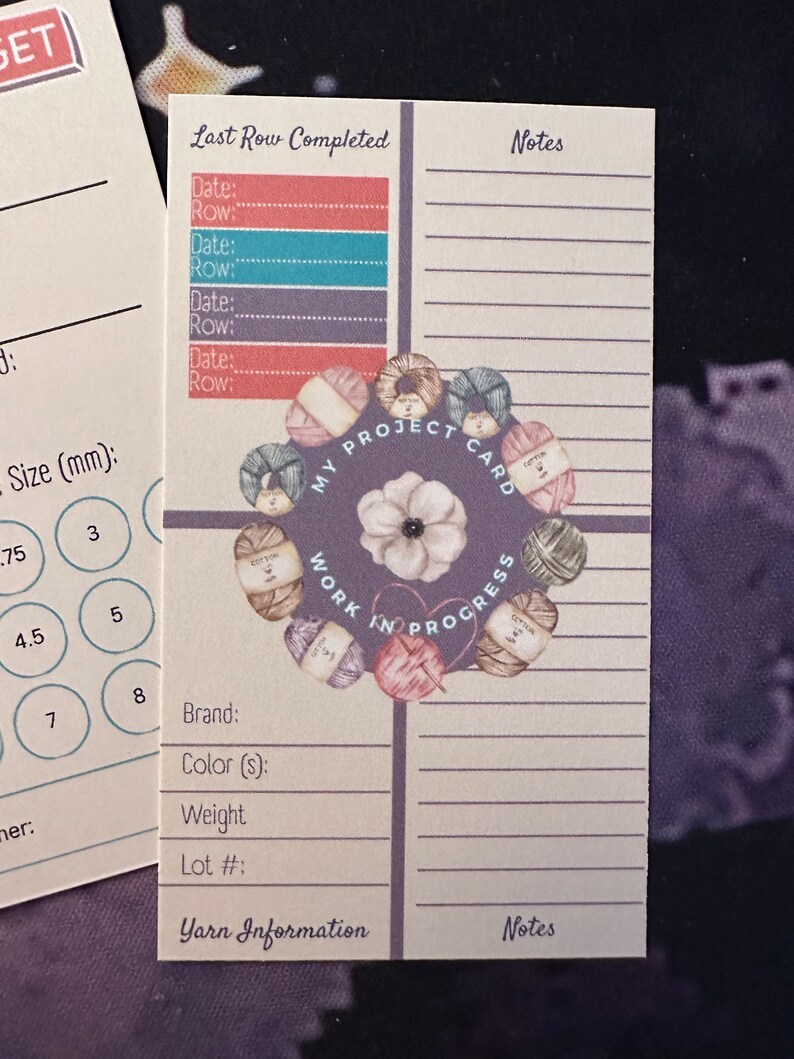 K&ouml;nnte beinhalten: Eine beige Karte mit einem floralen Design und dem Text "My Project Card Work in Progress". Die Karte hat Abschnitte zur Verfolgung von Projektdetails, einschlie&szlig;lich der letzten Reihe, die abgeschlossen wurde, Garninformationen und Notizen.