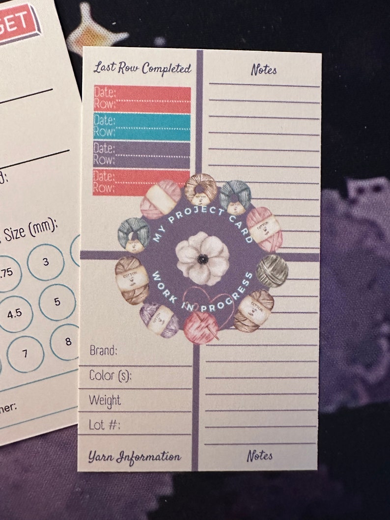 K&ouml;nnte beinhalten: Eine beige Karte mit einem Blumenmuster und dem Text "My Project Card Work in Progress". Die Karte hat Abschnitte zur Verfolgung von Projektdetails, einschlie&szlig;lich der letzten fertiggestellten Reihe, Garninformationen und Notizen.
