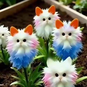 Puede incluir: Un letrero de madera hecho a mano con la palabra "Welcome" escrita a mano. El letrero está pintado de blanco con un acabado envejecido, y una pequeña hoja verde está adjunta. Diseñado para uso en interiores o exteriores.