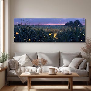 Peut inclure: Une impression d'art mural rectangulaire panoramique représentant un champ de maïs sombre au crépuscule rempli de lucioles jaunes lumineuses. La scène présente des teintes bleu profond et violet dans le ciel au-dessus des tiges vertes denses, avec de nombreux points lumineux dorés dispersés dans tout le paysage, créant un effet lumineux sur tout le champ.