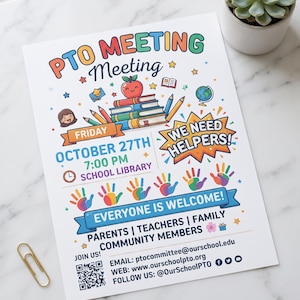 Könnte beinhalten: Ein weißer Flyer für ein PTO-Treffen am 27. Oktober um 19:00 Uhr in der Schulbibliothek. Der Flyer enthält bunte Illustrationen von Büchern, einem Apfel, Stiften und Handabdrücken sowie den Text "We Need Helpers!" und "Everyone is Welcome!"