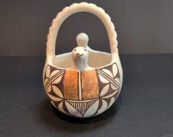 Cesta de cerámica con asa "Sky City" de L Concho Acoma, firmada, con asa, 5,5".