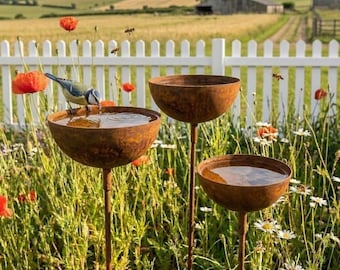 Juego de bebederos rústicos para pájaros con estacas, cuenco de agua de metal hecho a mano, decoración de jardín rústico para exteriores, regalo para amantes de las aves.