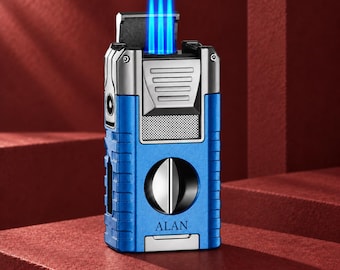Peut inclure: Un briquet torche en métal bleu et argent avec trois flammes bleu vif allumées au sommet. L'appareil rectangulaire comporte un coupe-cigare circulaire intégré sur la face avant, avec le mot ALAN imprimé en lettres noires en dessous.