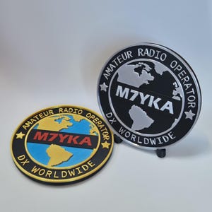 Anpassningsbar amatörradios anropssignal skrivbordsplakett i färg/silver med stativ