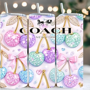 Puede incluir: Juego de tres tazas de cerámica con acabado mate moteado. Las tazas son de color crema, marrón claro y marrón oscuro. Cada taza tiene un diseño simple y minimalista.