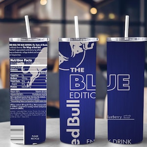 Może przedstawiać: Trzy granatowe kubki termiczne z białymi słomkami. Kubki mają napis "THE BLUE EDITION" i markę "Red Bull". Jeden kubek wyświetla informacje o wartości odżywczej. Kubki są przeznaczone do zimnych napojów.