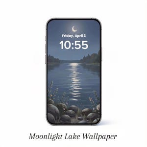 Pode incluir: Smartphone exibindo um papel de parede digital de uma cena de lago iluminada pela lua. A tela mostra uma lua crescente, a data e a hora. A parte inferior da tela mostra pedras e plantas. O texto "Moonlight Lake Wallpaper" está na parte inferior.