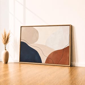 Könnte beinhalten: Ein rechteckiges gerahmtes Wandbild mit abstrakten organischen Formen in Marineblau, Terrakotta, Beige und Off-White. Dünne, dunkle, durchgehende schwarze Linien verlaufen kurvig über die Komposition und trennen die massiven Farbflächen.