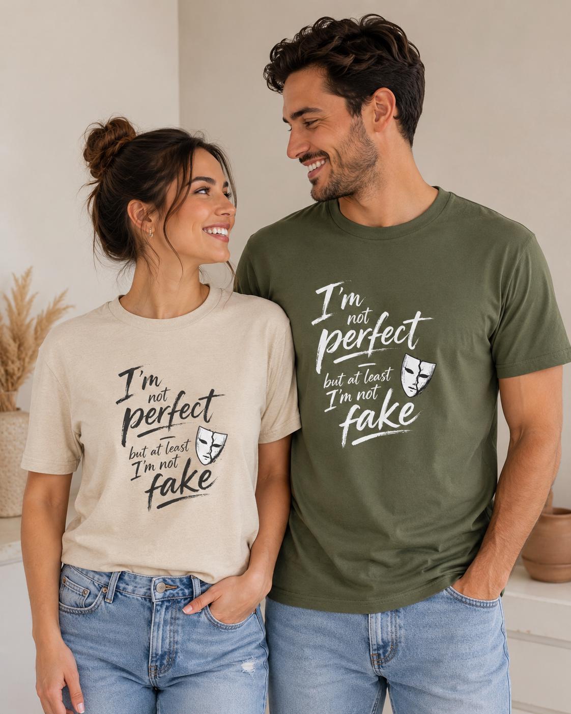 Paar trägt beige und olivgrünes T-Shirt mit Statement-Print und schaut sich lächelnd an