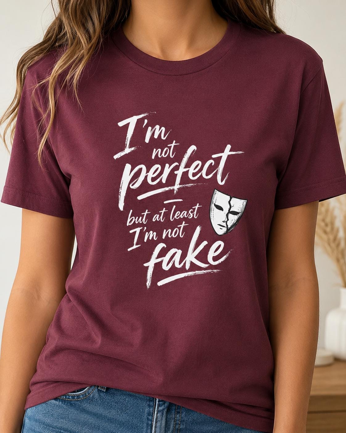 Weinrotes Unisex T-Shirt mit weißem Statement-Print und kleiner Masken-Illustration auf der Brust