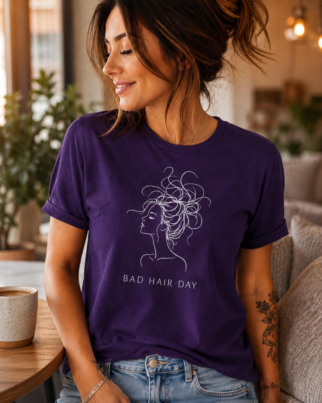 Lila Damen T-Shirt mit weißem Line Art Motiv einer Frau mit verwuscheltem Dutt und Schriftzug Bad Hair Day