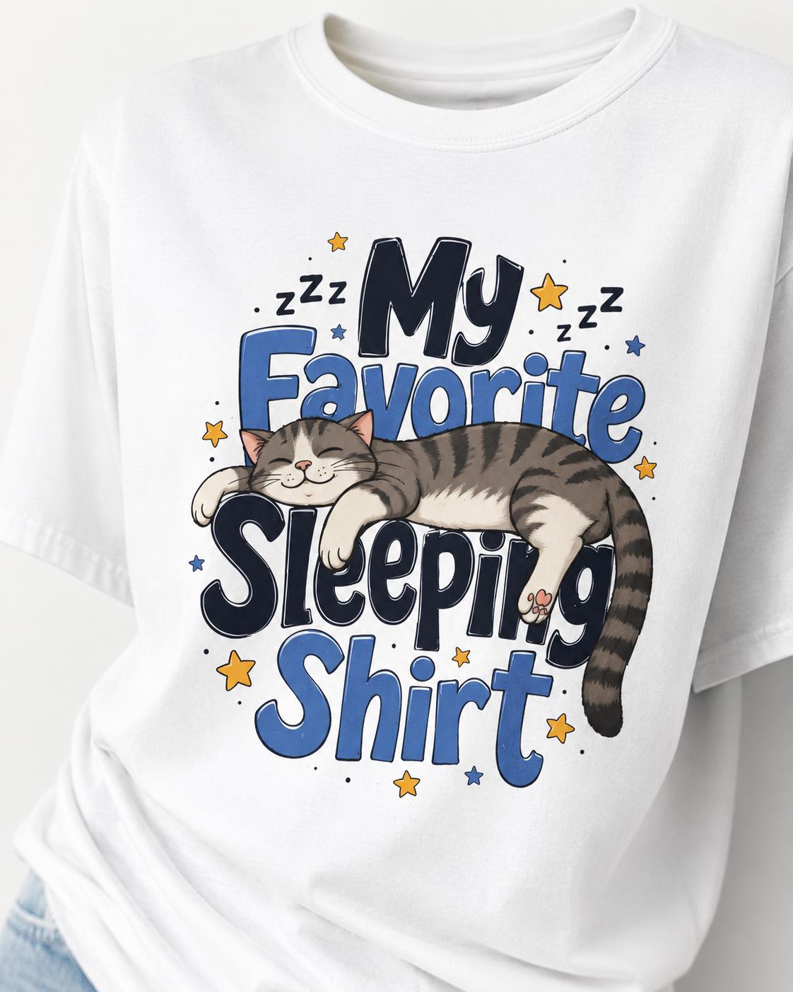 My Favorite Sleeping Shirt Katzen T-Shirt | Lustiges Schlafshirt mit schlafender Katze | Cozy Cat Shirt Geschenk für Katzenfans