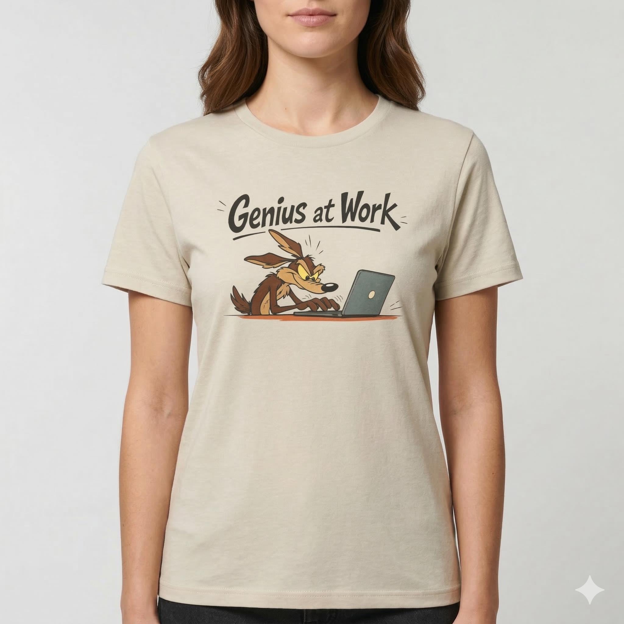 Programmierer T-Shirt, Wile E. Coyote, Genius at Work! Geschenk für Software Entwickler & Informatiker, IT Nerd Coding. Shirt Unisex