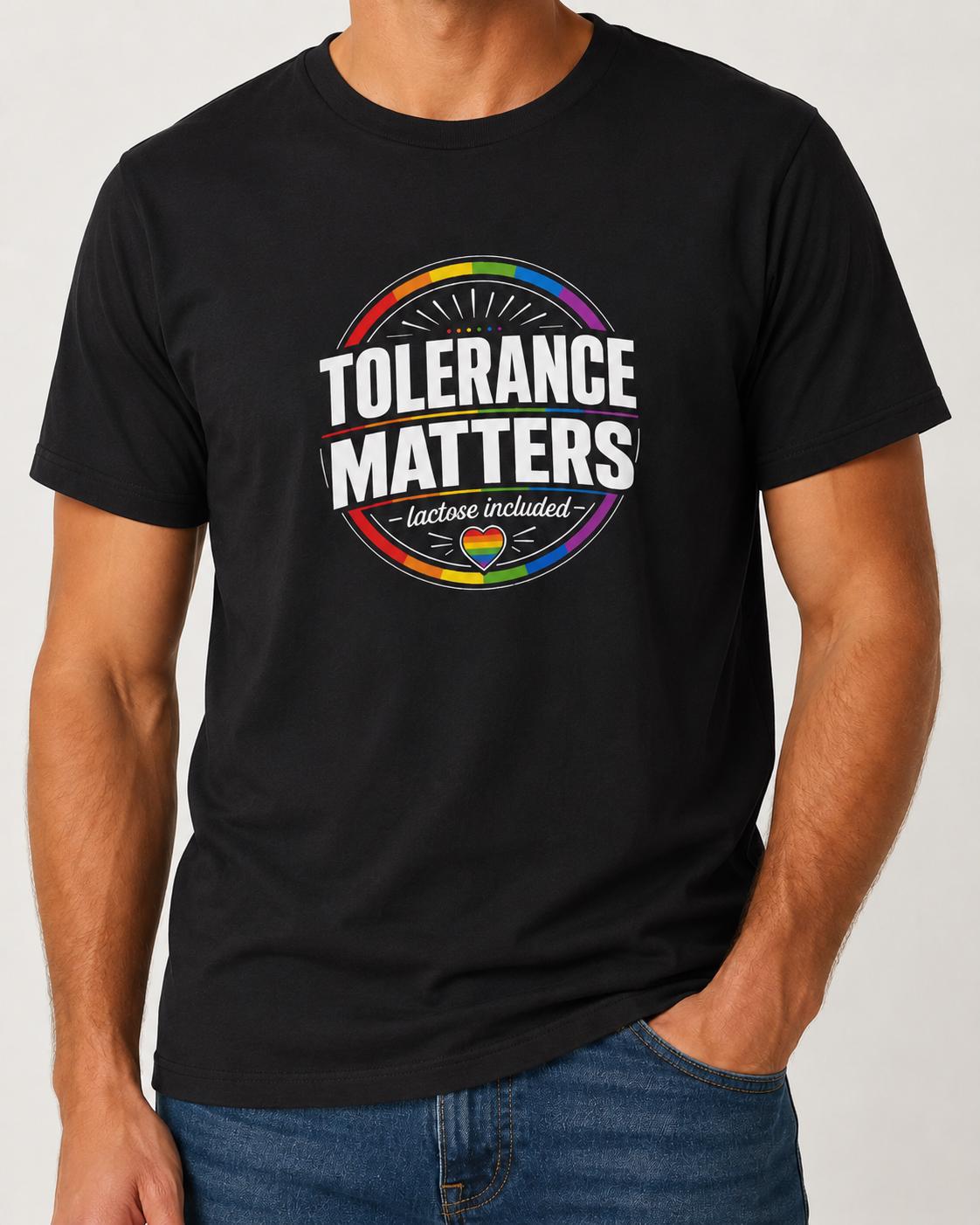 Schwarzes T-Shirt mit weißem Schriftzug 'Tolerance Matters lactose included' und buntem Regenbogen