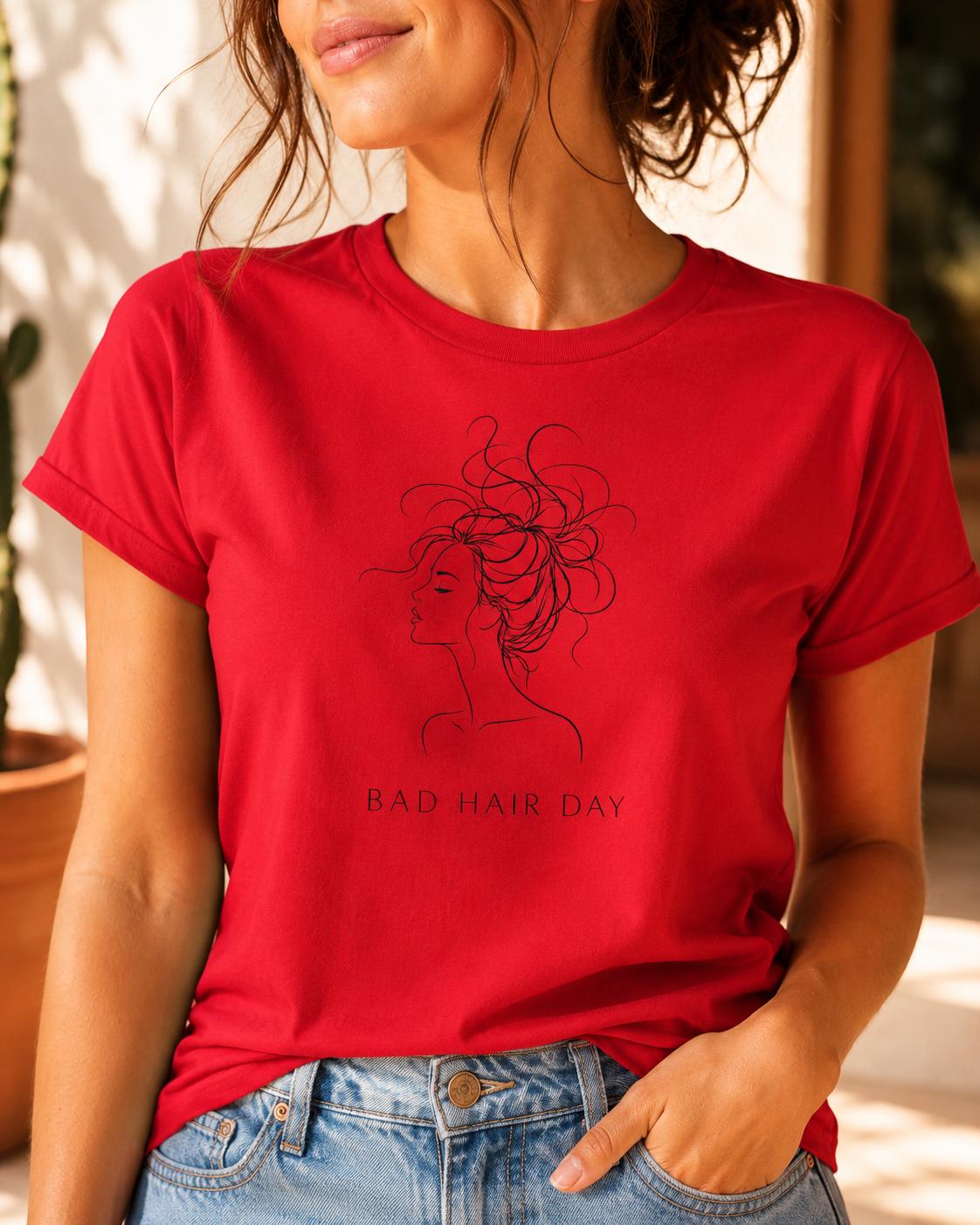 Rotes Damen Shirt mit schwarzem Line Art Design einer Frau mit verwuschelter Frisur und Aufdruck Bad Hair Day