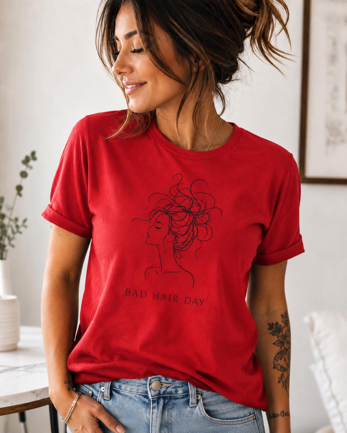 Rotes T-Shirt für Damen mit schwarzem Line Art Design einer stilisierten Frau und Aufdruck Bad Hair Day