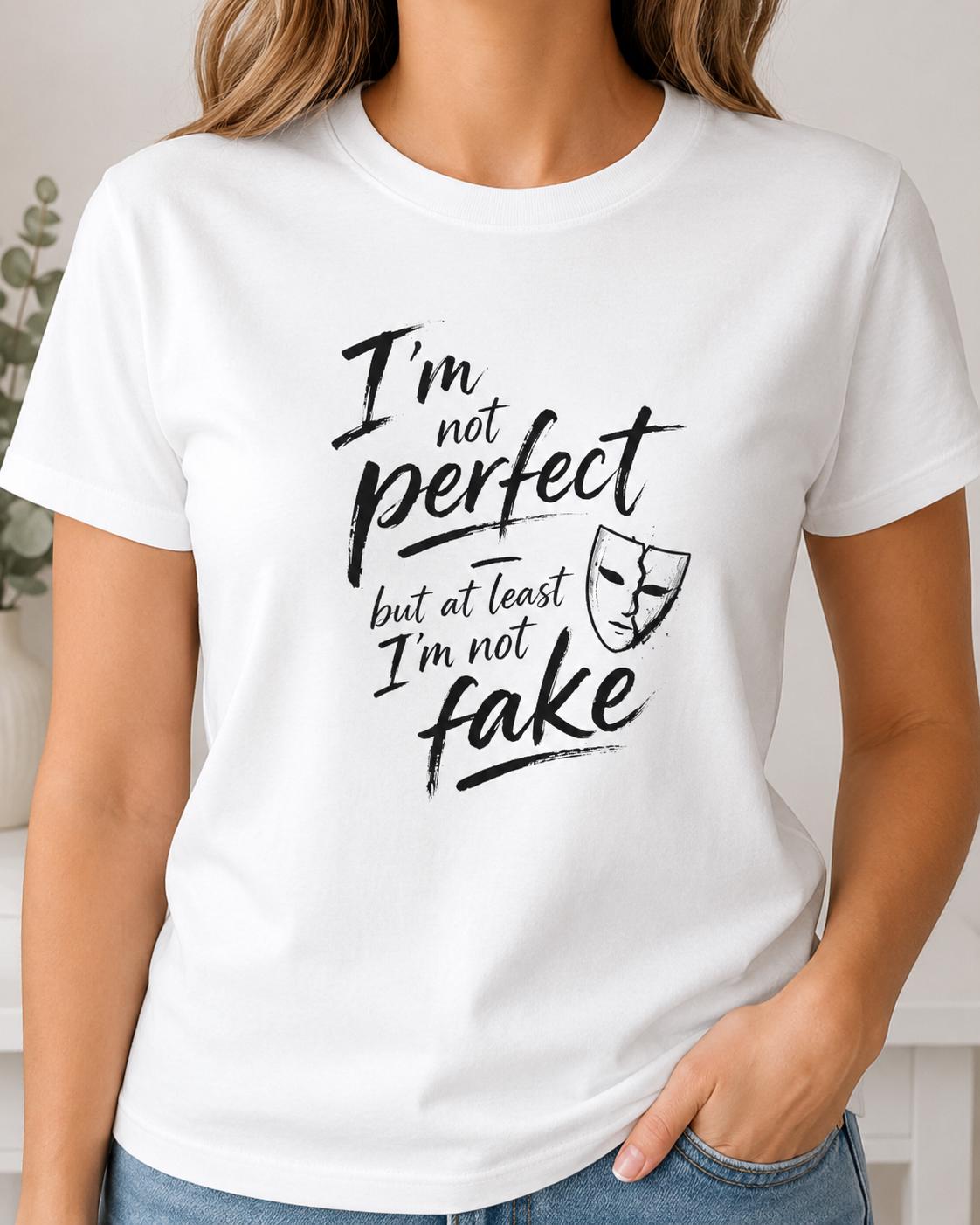 Weißes T-Shirt mit schwarzem Statement-Schriftzug 'I'm not perfect but at least I'm not fake' und Masken-Design