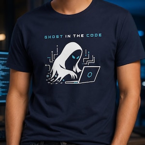 Könnte beinhalten: Ein marineblaues T-Shirt mit einer weißen Grafik eines Kapuzen-Geistes, der an einem Laptop tippt. Das Design enthält hellblaue Schaltkreis-Muster und den Text GHOST IN THE CODE, der in Hellblau über der zentralen Grafik abgedruckt ist.