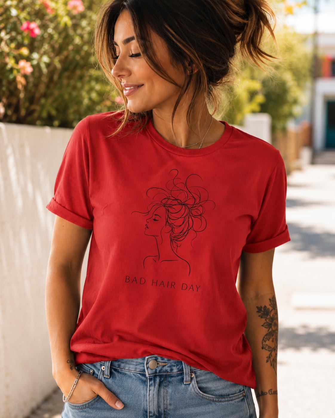 Rotes Damen T-Shirt mit schwarzer Line Art Illustration einer Frau mit unordentlicher Frisur und Bad Hair Day Schriftzug