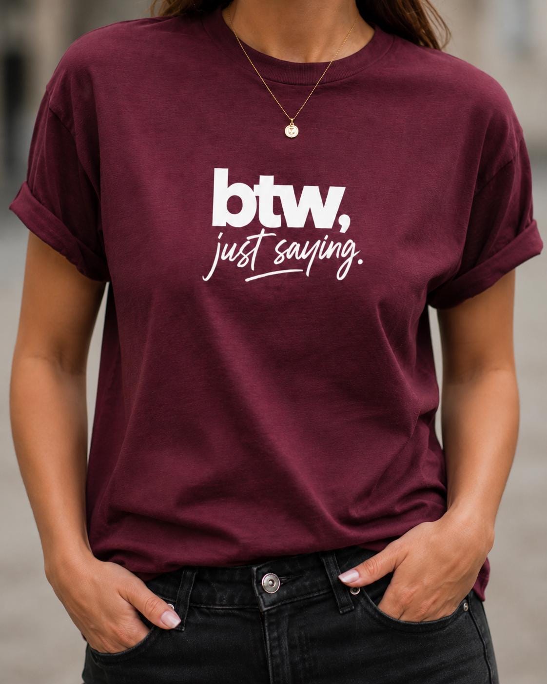Ausschnitt eines dunkelroten T-Shirts mit weißem Aufdruck 'btw, just saying.' in klarer Typografie