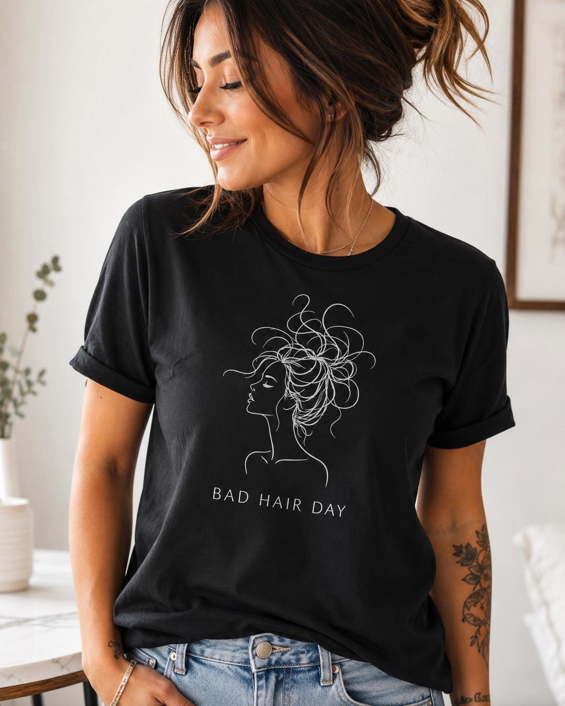 Frau trägt schwarzes T-Shirt mit minimalistischer Line Art Illustration und Schriftzug Bad Hair Day im legeren Stil