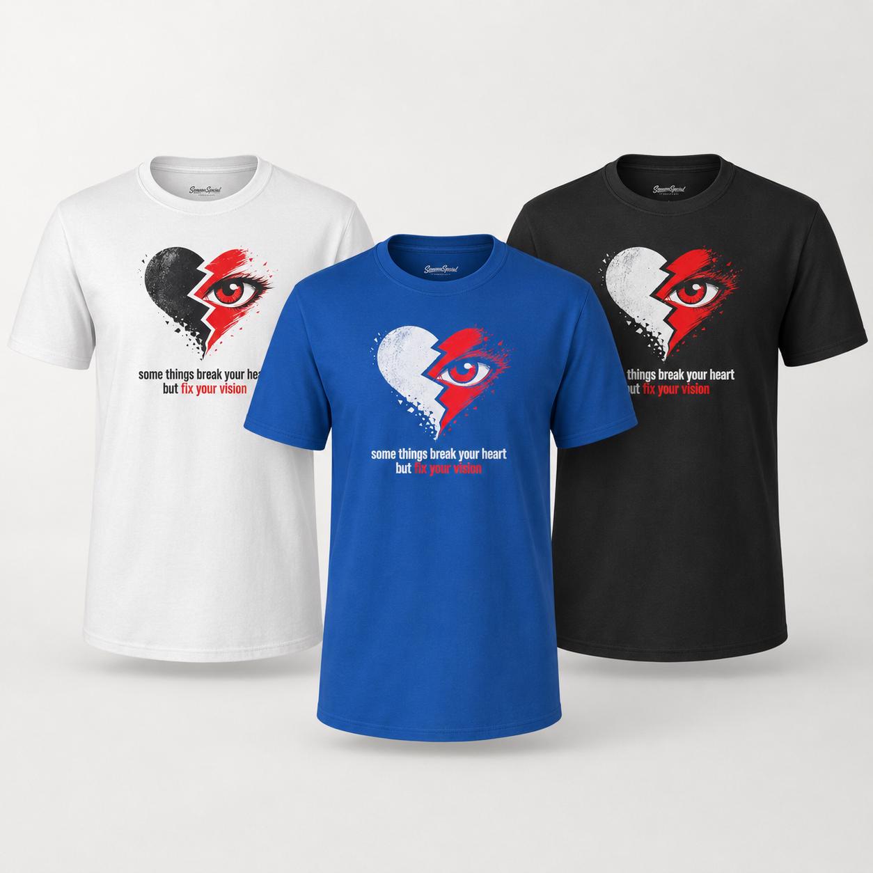 Drei Unisex T-Shirts in Weiß, Blau und Schwarz mit identischem gebrochenem Herz und Auge Design und Schriftzug nebeneinander platziert