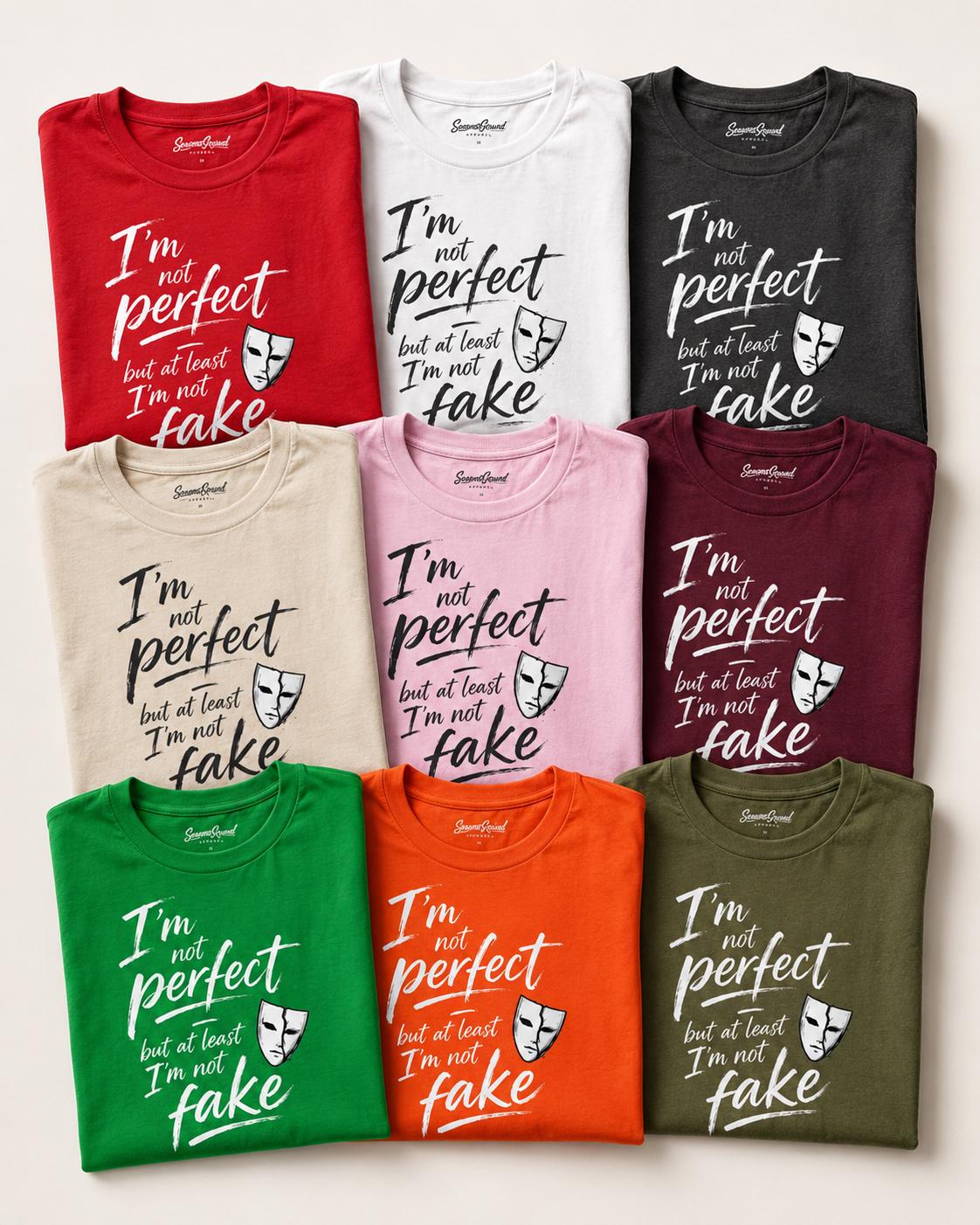 Mehrere T-Shirts in verschiedenen Farben mit dem Statement 'I'm not perfect but at least I'm not fake' zusammengelegt