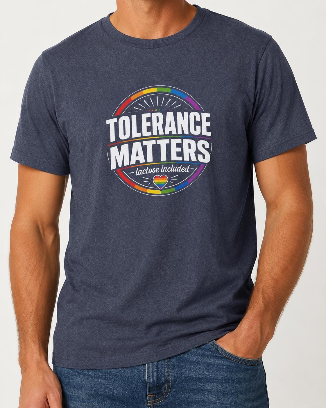 Blaues T-Shirt mit großem weißem 'Tolerance Matters' Text und farbigem Pride Motiv