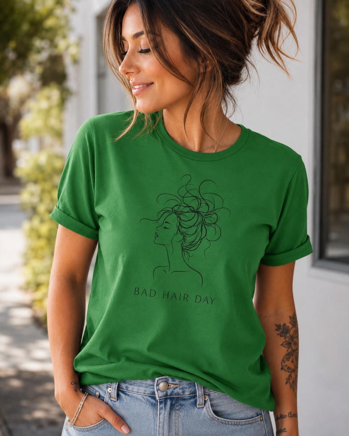 Grünes Damen T-Shirt mit schwarzem Line Art Motiv einer Frau und Schriftzug Bad Hair Day im minimalistischen Design