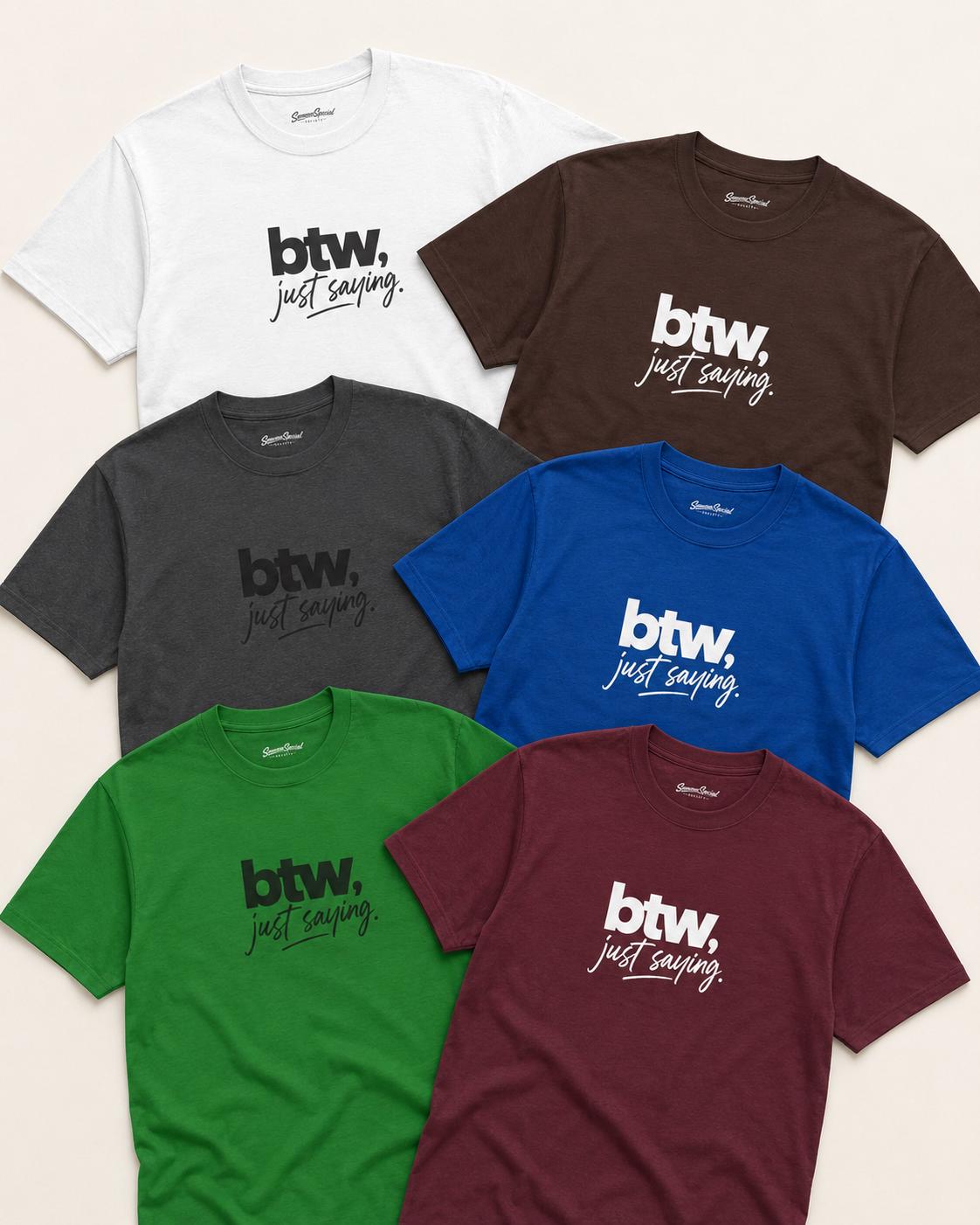 Mehrere T-Shirts in verschiedenen Farben mit 'btw, just saying.' Print liegen nebeneinander