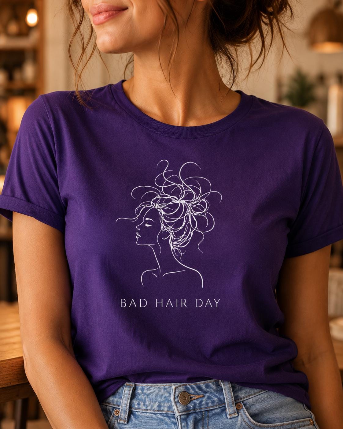 Lila Damen T-Shirt mit weißem minimalistischen Line Art Motiv einer Frau mit unordentlicher Hochsteckfrisur und Schriftzug Bad Hair Day