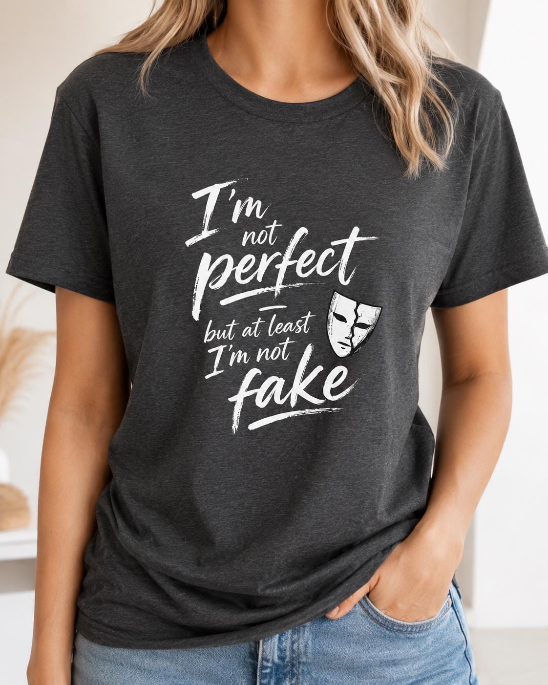 Schwarzes Unisex T-Shirt mit weißem Brush-Lettering Schriftzug und maskenförmiger Grafik auf der Vorderseite