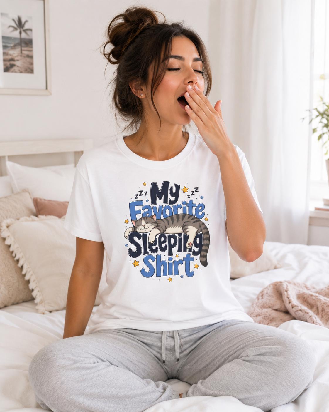 My Favorite Sleeping Shirt Katzen T-Shirt | Lustiges Schlafshirt mit schlafender Katze | Cozy Cat Shirt Geschenk für Katzenfans