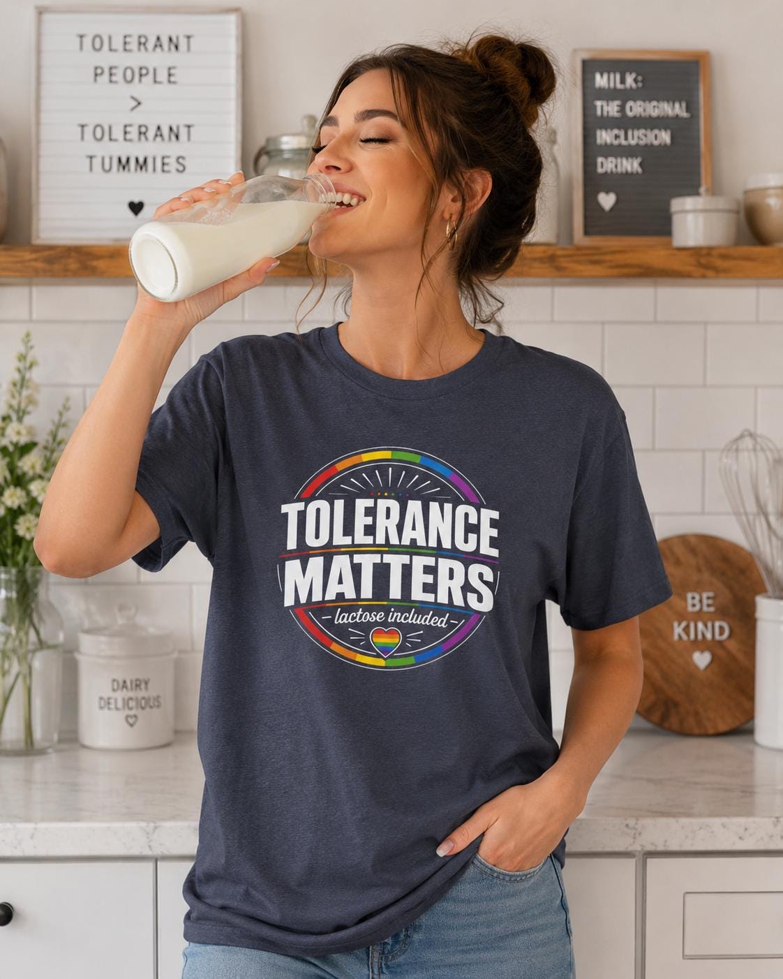 Frau trinkt aus einer Milchflasche und trägt dunkelblaues Tolerance Matters T-Shirt mit Regenbogen-Design