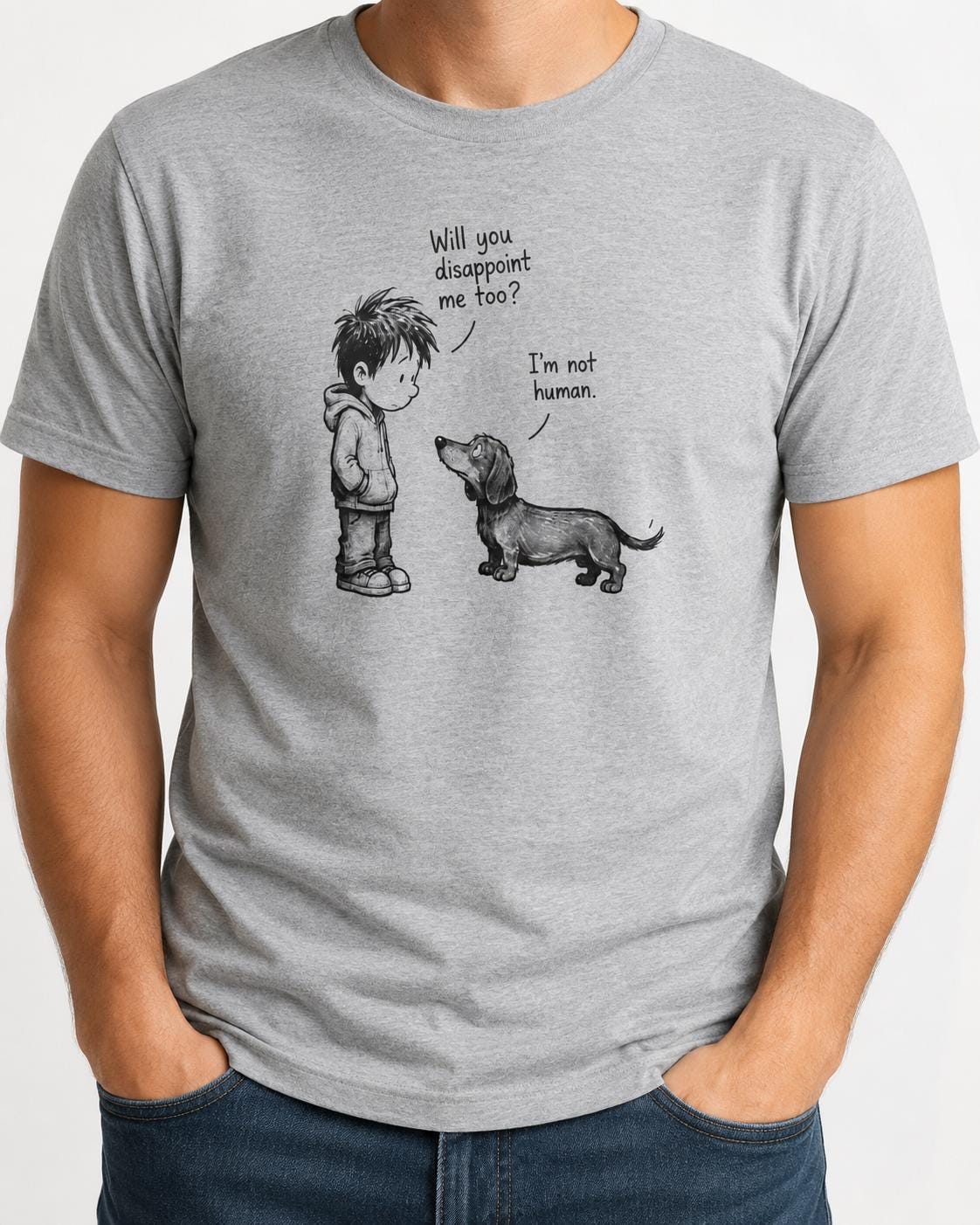 Mann trägt graues T-Shirt mit Dackel-Motiv und emotionellem Schriftzug frontal fotografiert