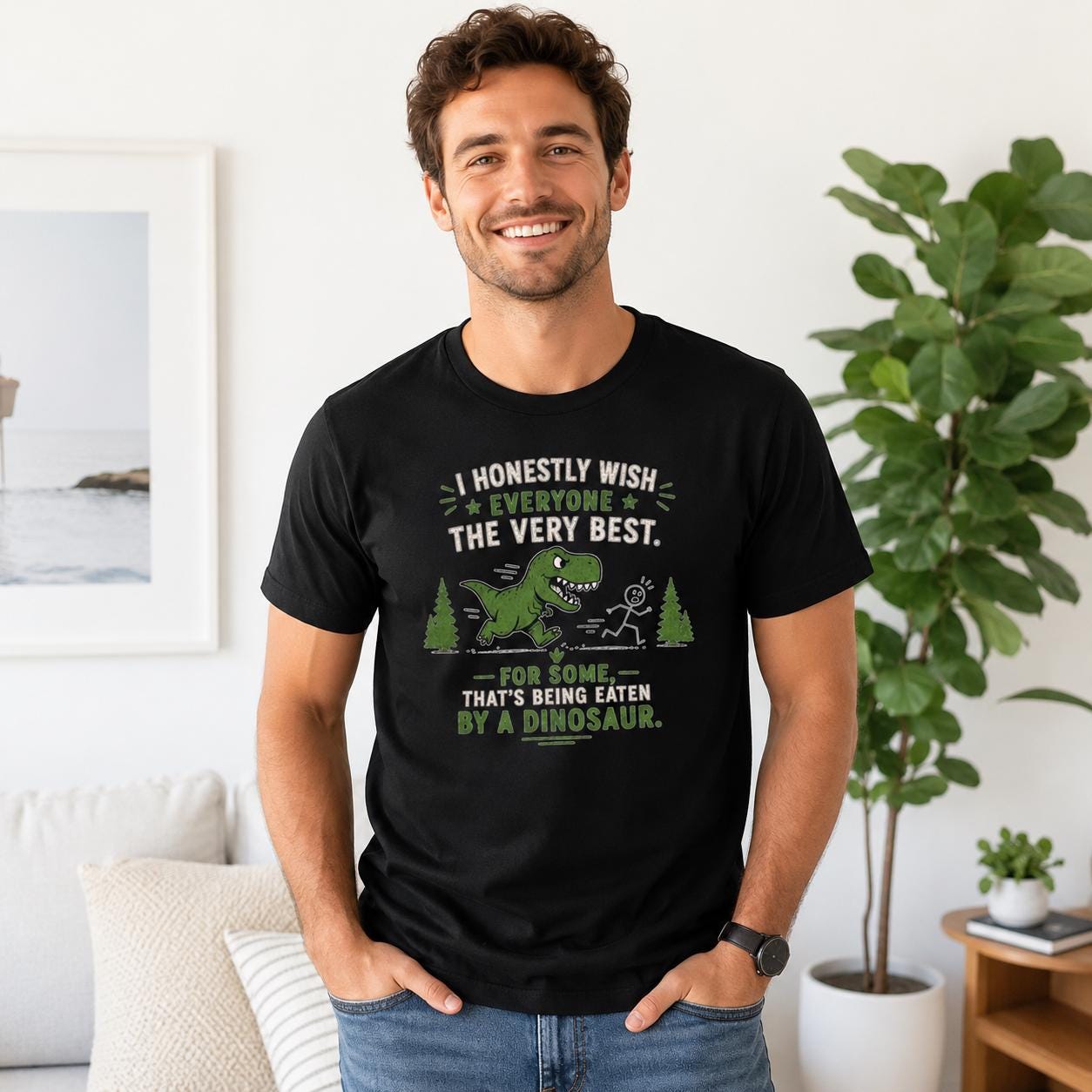 Mann trägt schwarzes T-Rex Dinosaurier Shirt mit sarkastischem Spruch, stehend vor Pflanze