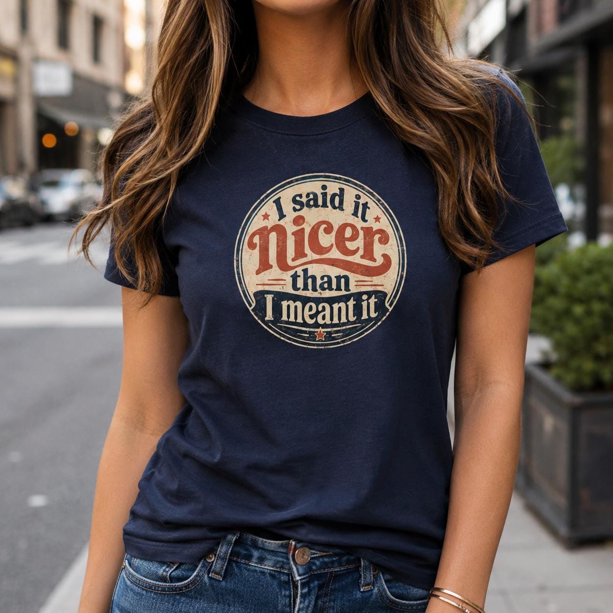 Frau trägt das Büro Sarkasmus Shirt mit dem Spruch 'I Said It Nicer Than I Meant It' im Vintage Badge Design
