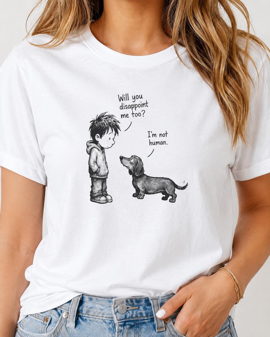 Weißes Unisex-Shirt mit handgezeichnetem Motiv von Junge und Dackel samt Schriftzug ‚Will you disappoint me too? I’m not human‘