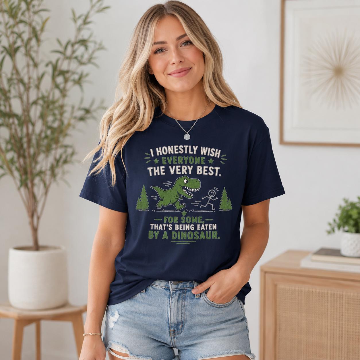 Frau trägt dunkelblaues T-Rex T-Shirt mit sarkastischem Spruch, stehend vor Wohnraumkulisse