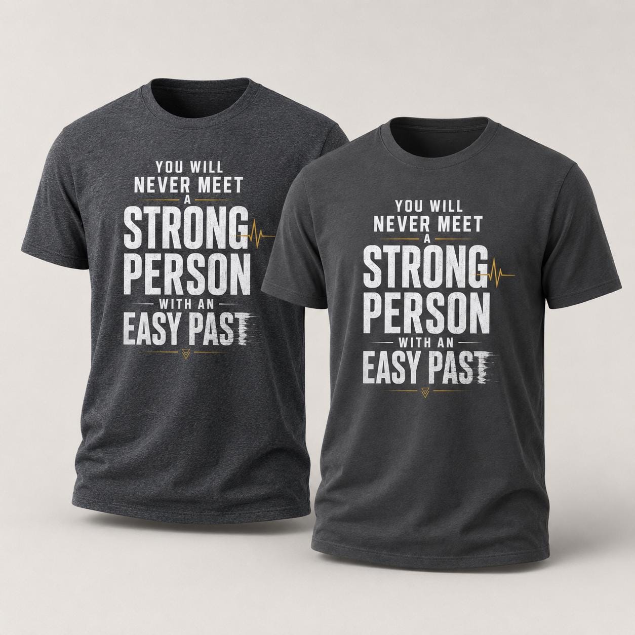 Zwei T-Shirts in Dunkelgrau und Hellgrau mit weißem Statement nebeneinander