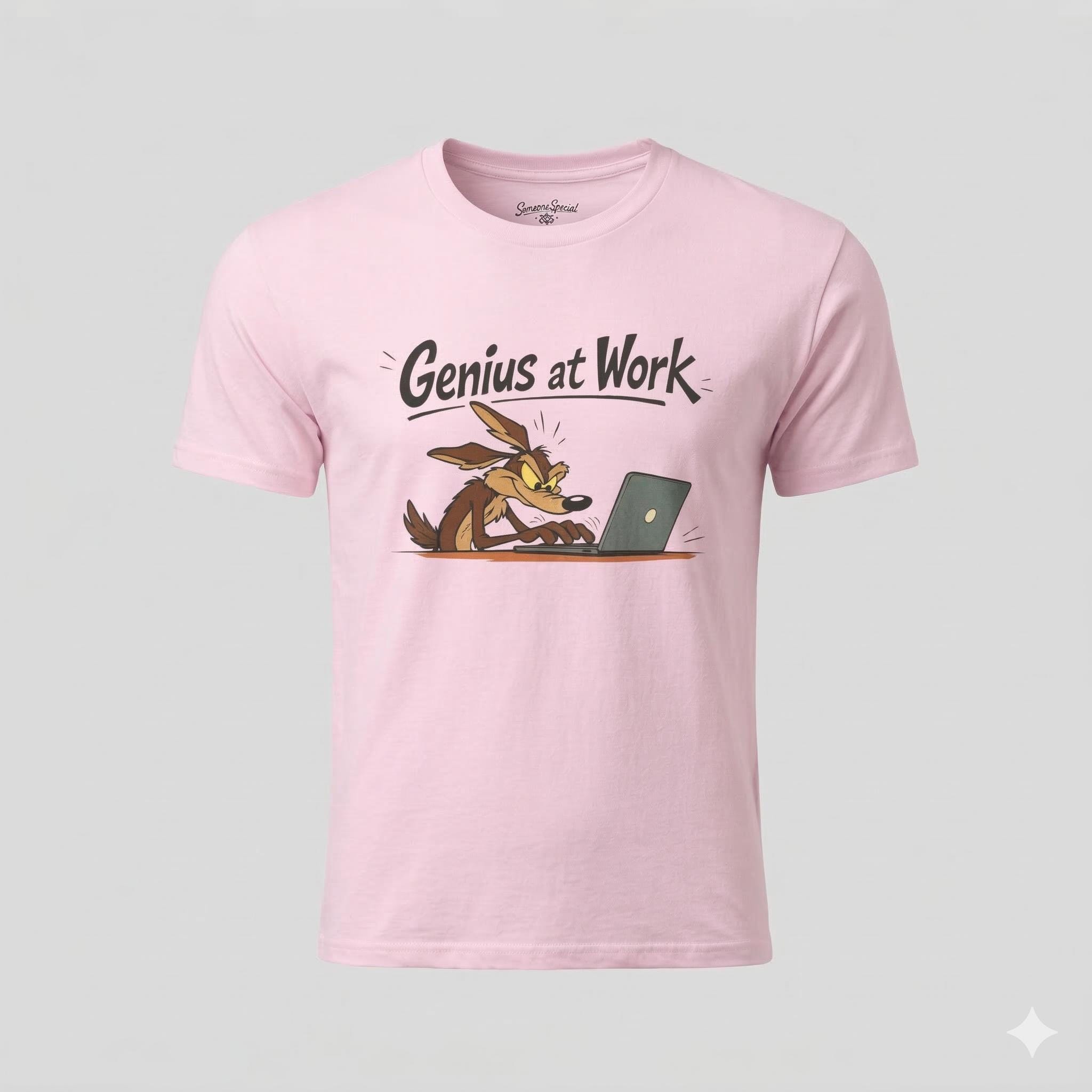 Programmierer T-Shirt, Wile E. Coyote, Genius at Work! Geschenk für Software Entwickler & Informatiker, IT Nerd Coding. Shirt Unisex