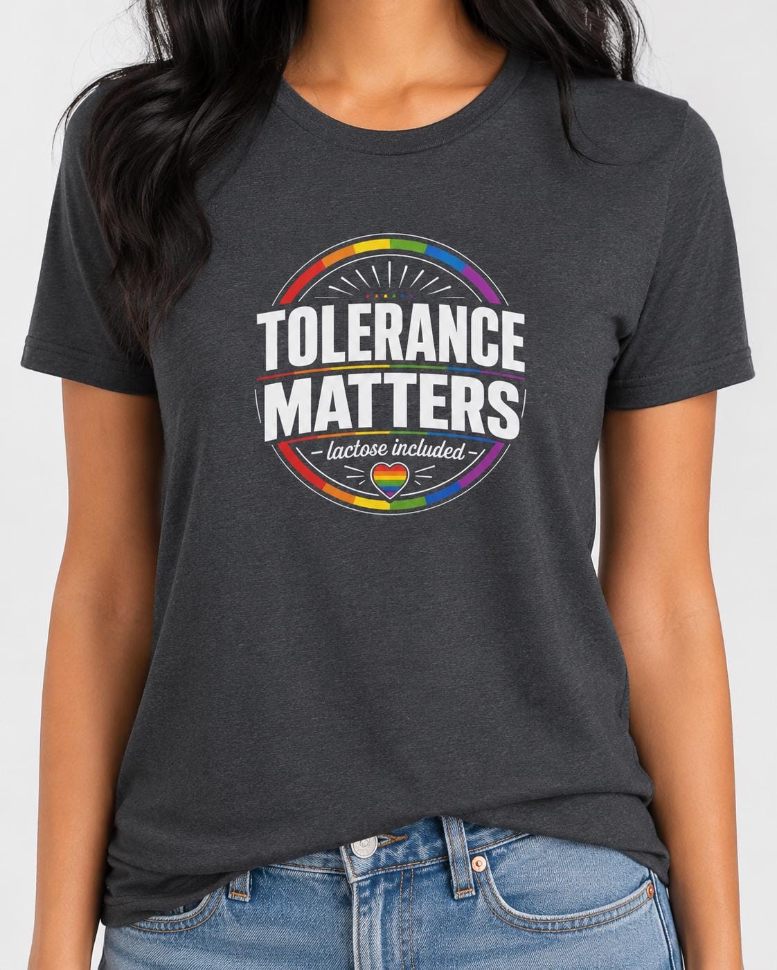 Dunkelgraues T-Shirt mit buntem Regenbogen-Motiv und Hinweis auf Lactose im Schriftzug