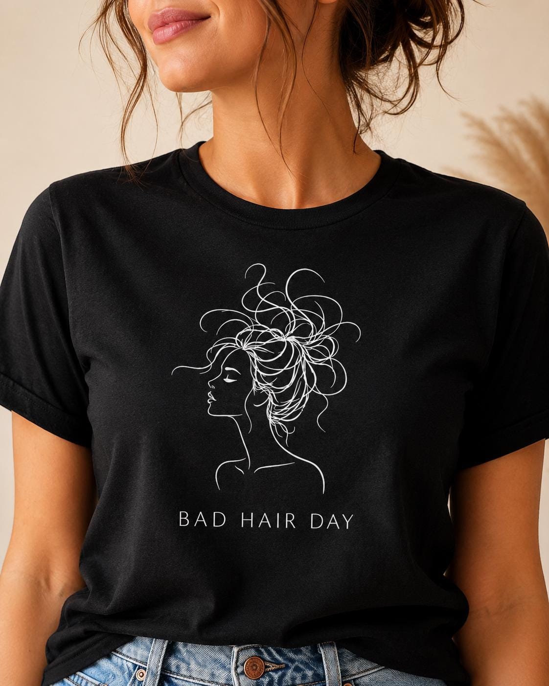 Schwarzes Damen T-Shirt mit weißem Line Art Motiv einer Frau mit unordentlicher Frisur und Schriftzug Bad Hair Day