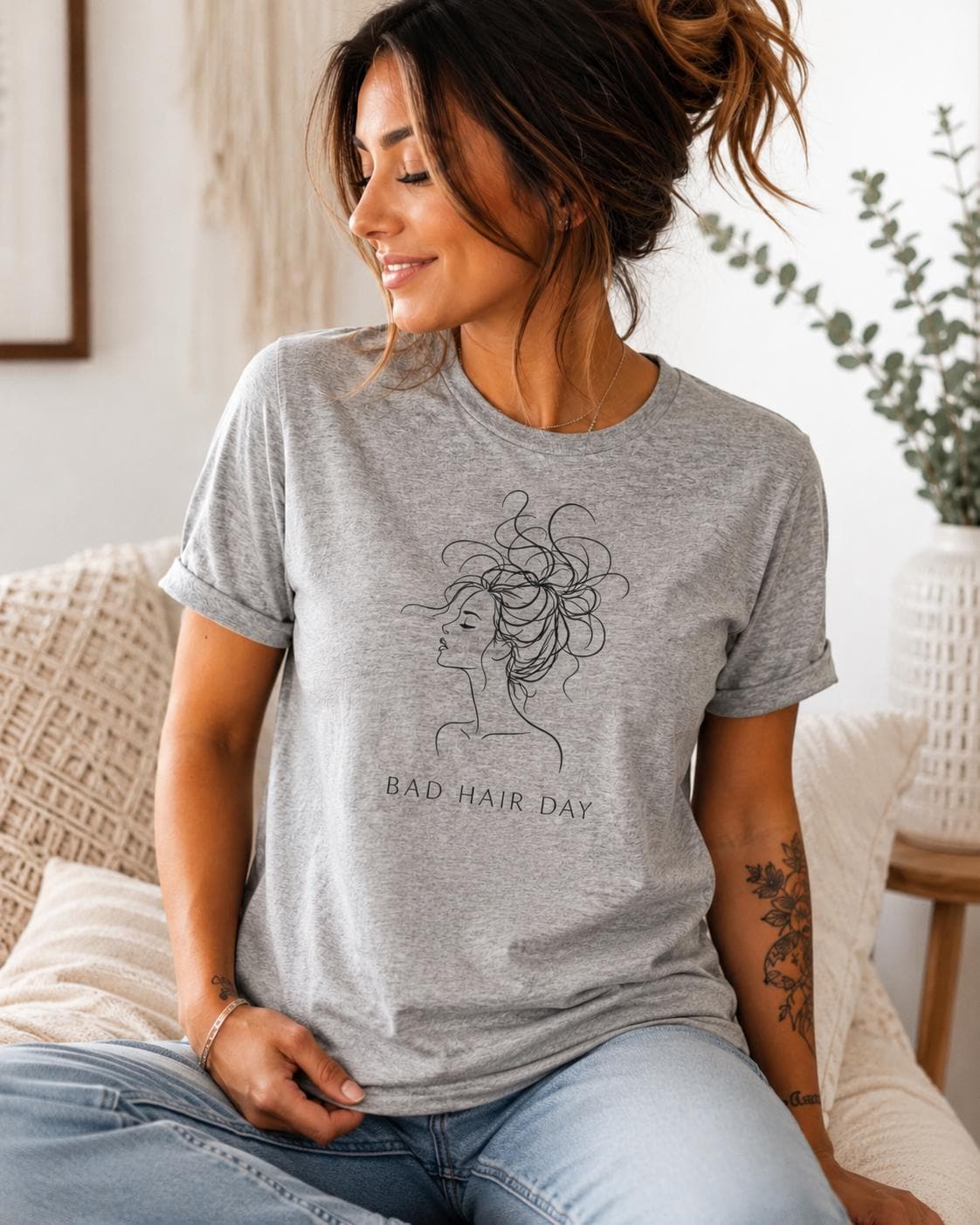 Graues Damen Shirt mit schwarzem minimalistischen Line Art Motiv einer Frau mit chaotischer Frisur und Schriftzug Bad Hair Day